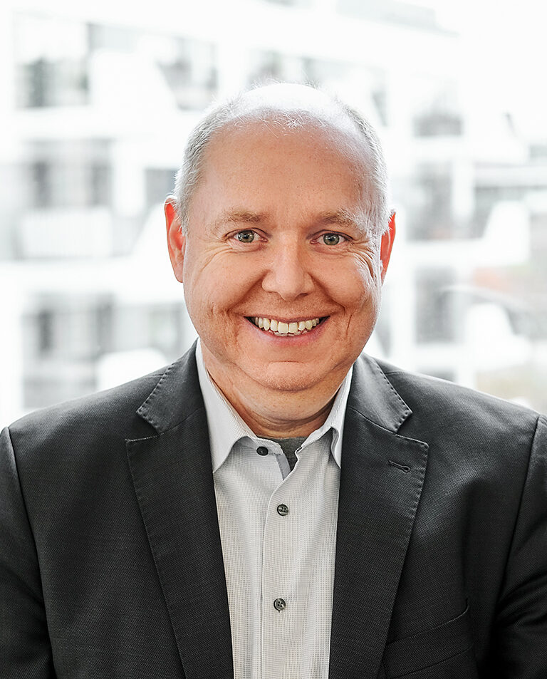 Portraitfoto_Volker_Scheidler_01_weboptimiert – Kopie Portraitbild von Volker Scheidler, Vorstand der acoris AG und geschäftsführender Gesellschafter der SAC GmbH, in einem schwarzen Blazer