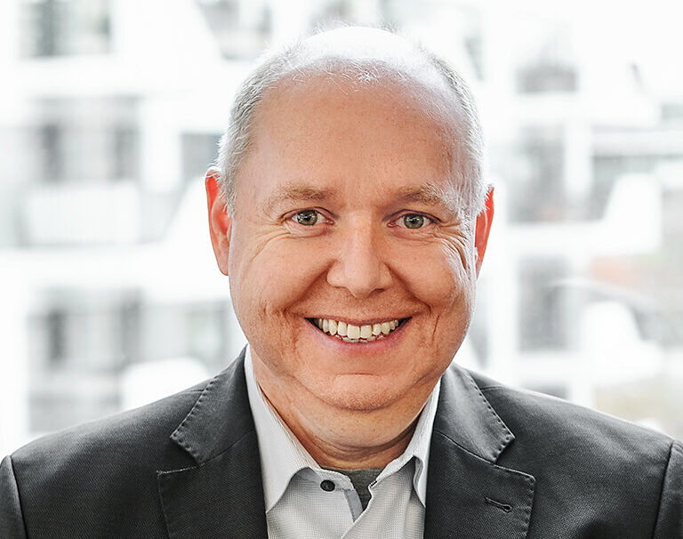Portraitbild von Volker Scheidler, Vorstand der acoris AG und geschäftsführender Gesellschafter der SAC GmbH, in einem schwarzen Blazer